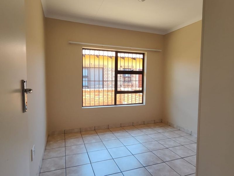 This lovely Pet friendly 2 bedroom unit is located in a secure complex with 24 hour security. - Photo 10