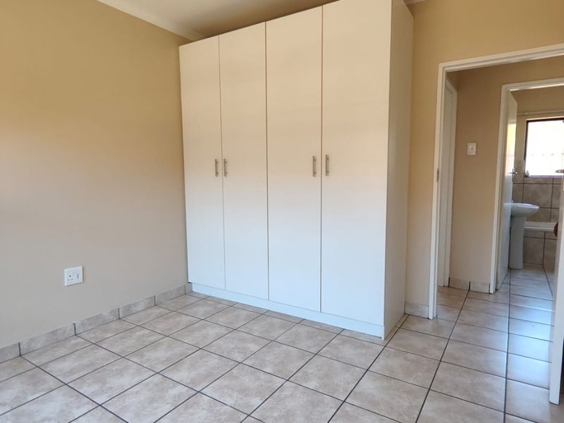 This lovely Pet friendly 2 bedroom unit is located in a secure complex with 24 hour security. - Photo 9