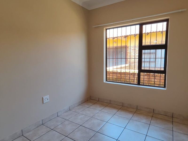 This lovely Pet friendly 2 bedroom unit is located in a secure complex with 24 hour security. - Photo 8