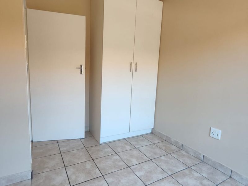 This lovely Pet friendly 2 bedroom unit is located in a secure complex with 24 hour security. - Photo 7