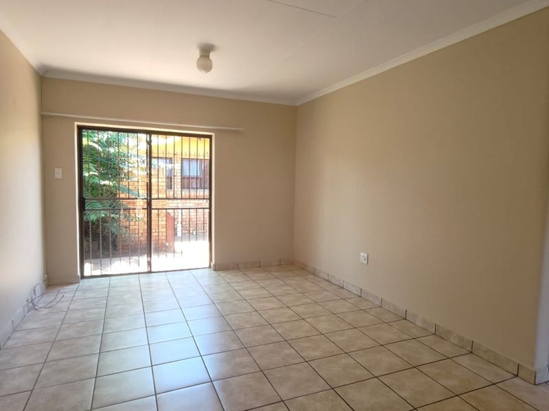 This lovely Pet friendly 2 bedroom unit is located in a secure complex with 24 hour security. - Photo 6