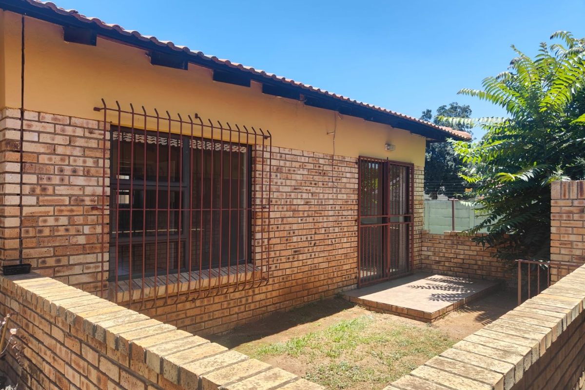 This lovely Pet friendly 2 bedroom unit is located in a secure complex with 24 hour security. - Photo 2