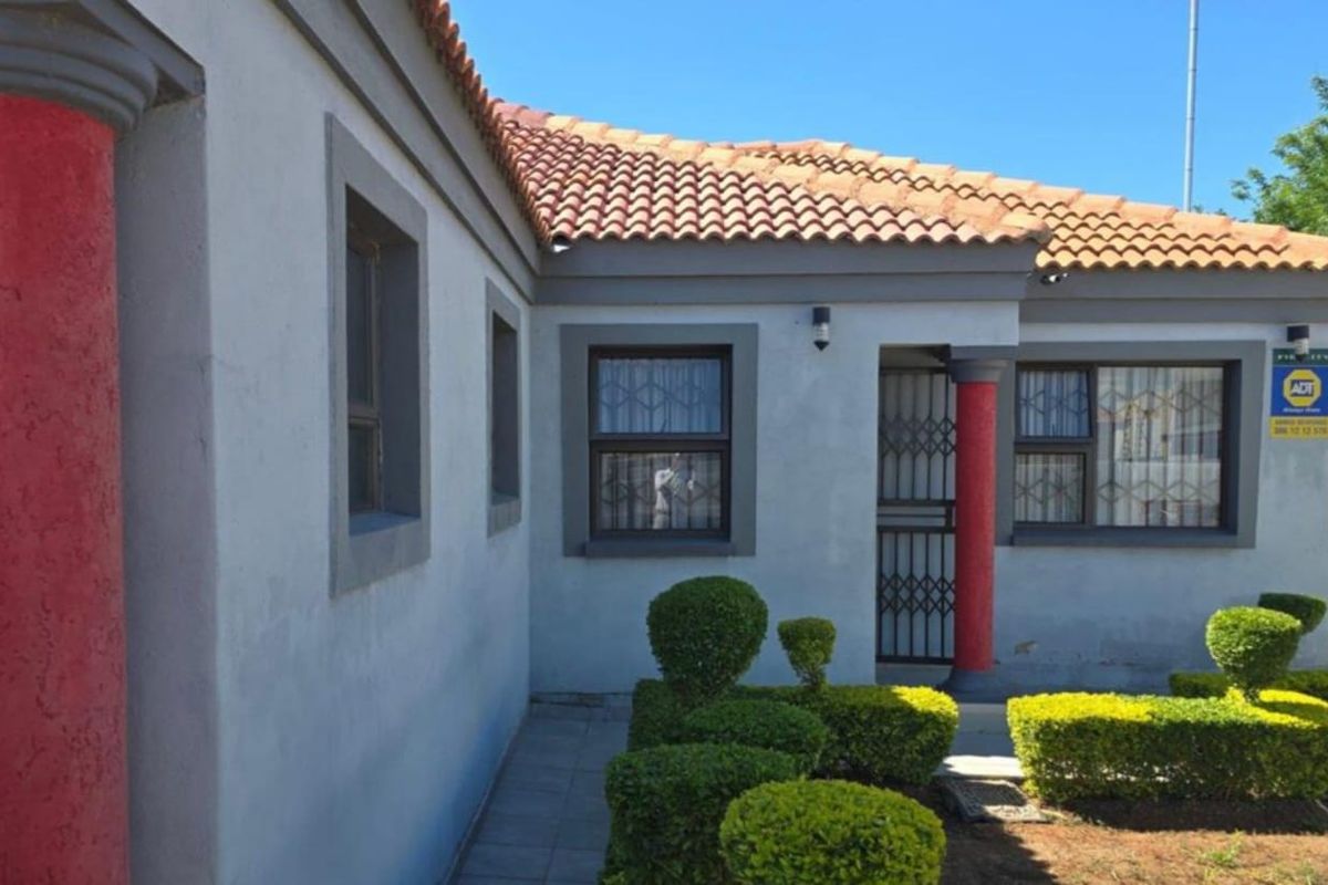 A well maintained 3 bedroom house Rethabile Gardens - Photo 2