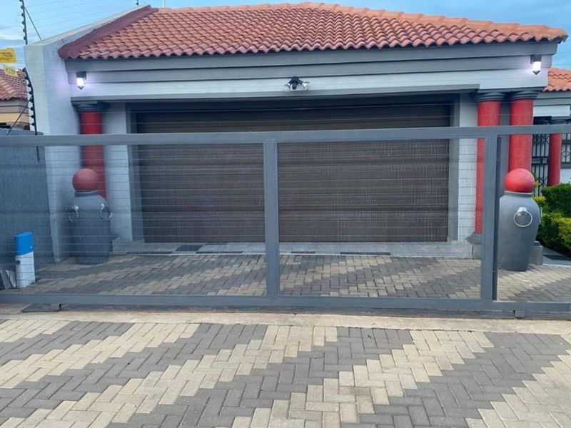 A well maintained 3 bedroom house Rethabile Gardens - Photo 3