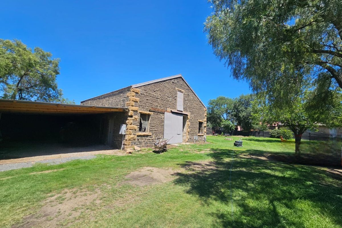 Cozy 3-Bedroom House with Bonus Flat in Oranjeville! - Photo 2