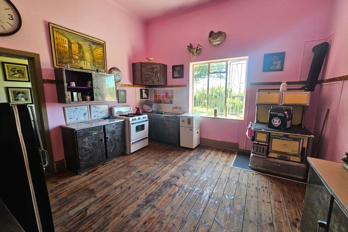 Cozy 3-Bedroom House with Bonus Flat in Oranjeville! - Photo 4