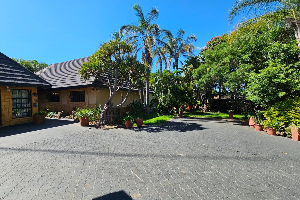 900sqm, 6 Bedroom House for sale in Bendor - Photo 5