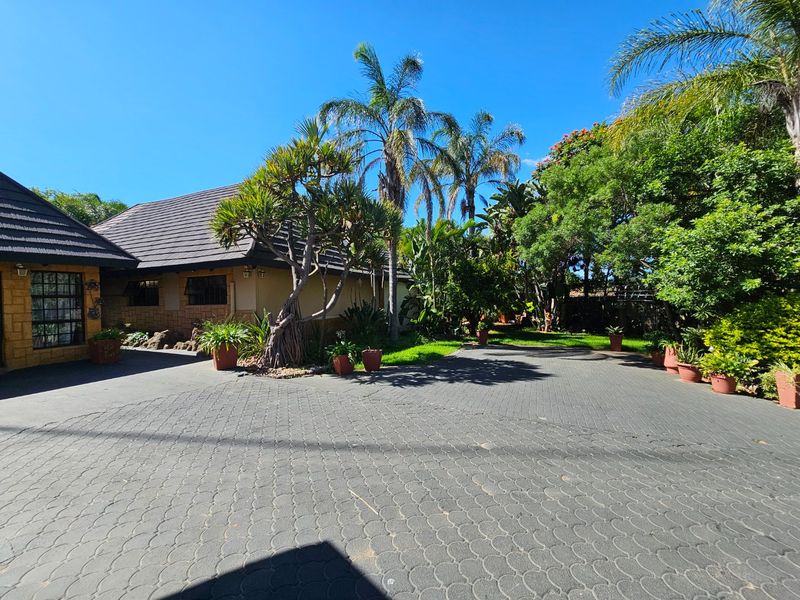 900sqm, 6 Bedroom House for sale in Bendor - Photo 5