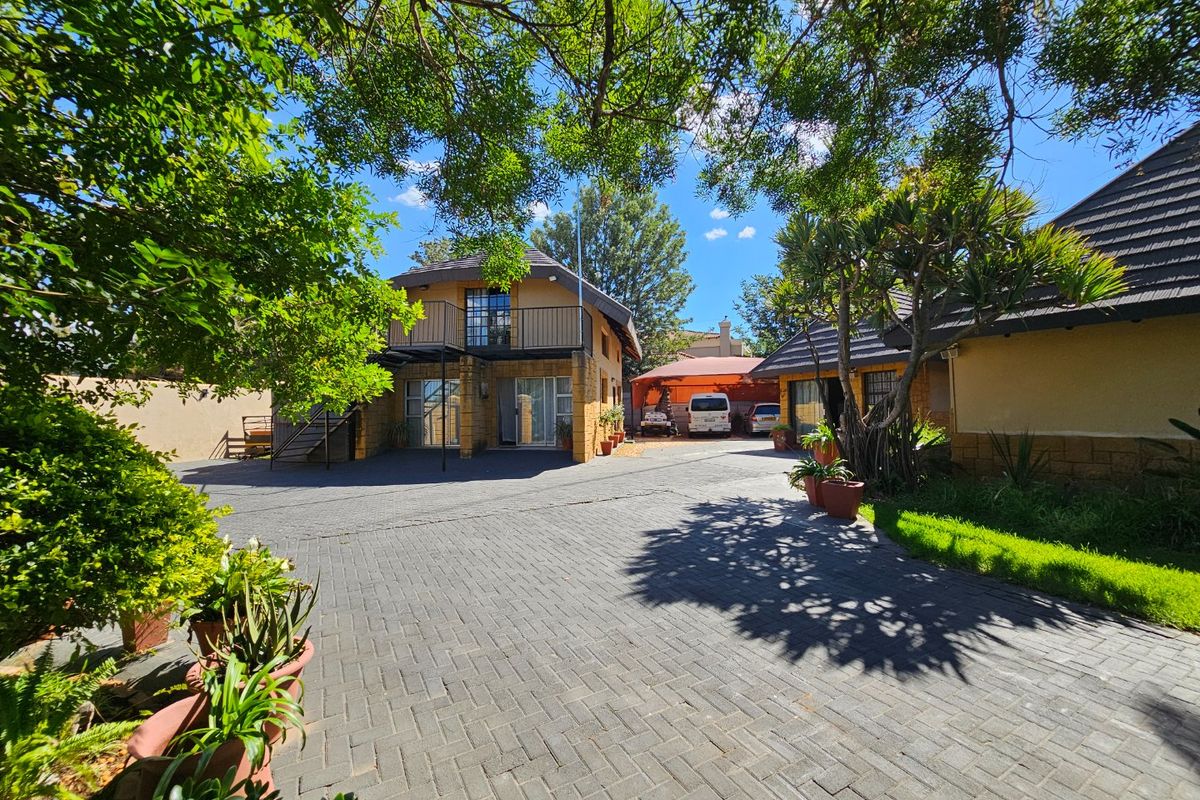 900sqm, 6 Bedroom House for sale in Bendor - Photo 4