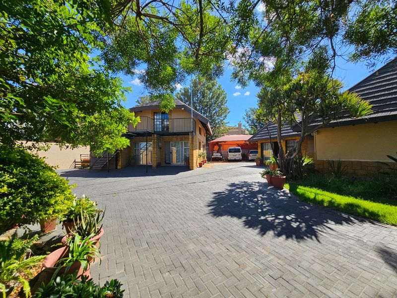 900sqm, 6 Bedroom House for sale in Bendor - Photo 4