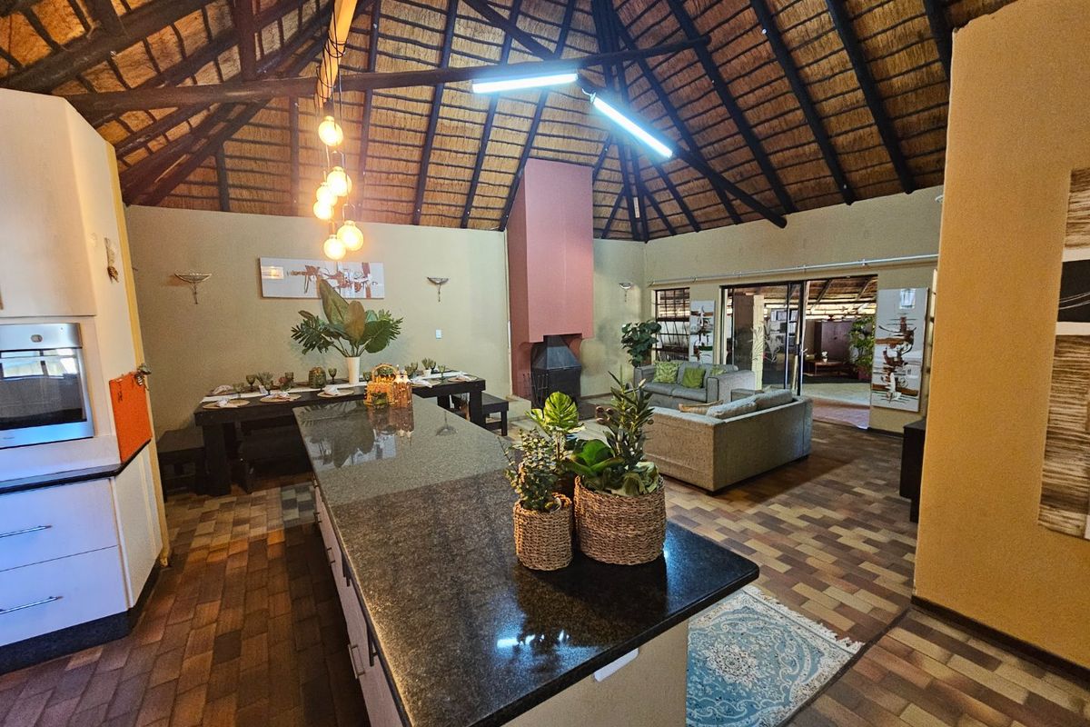 900sqm, 6 Bedroom House for sale in Bendor - Photo 3