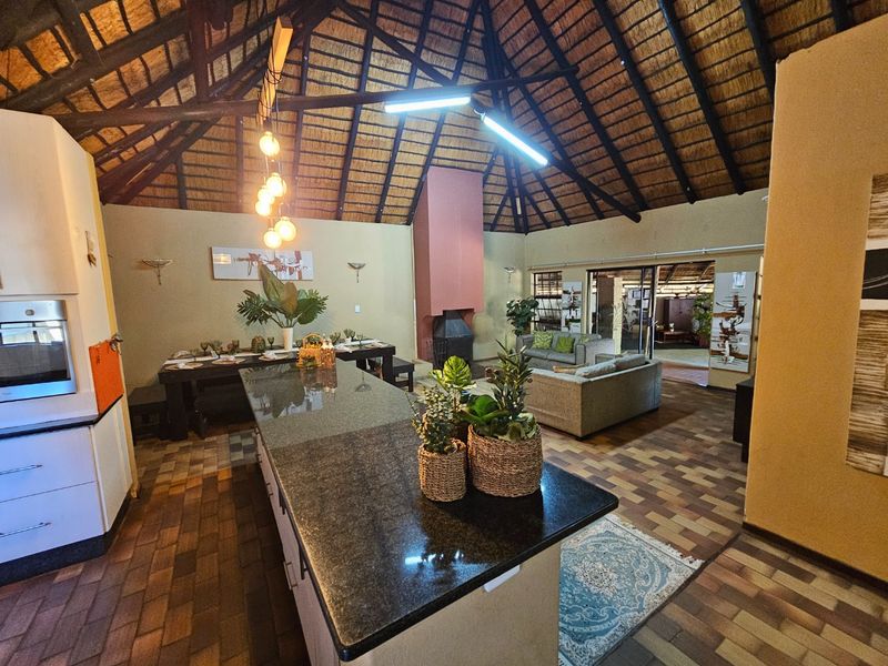 900sqm, 6 Bedroom House for sale in Bendor - Photo 3