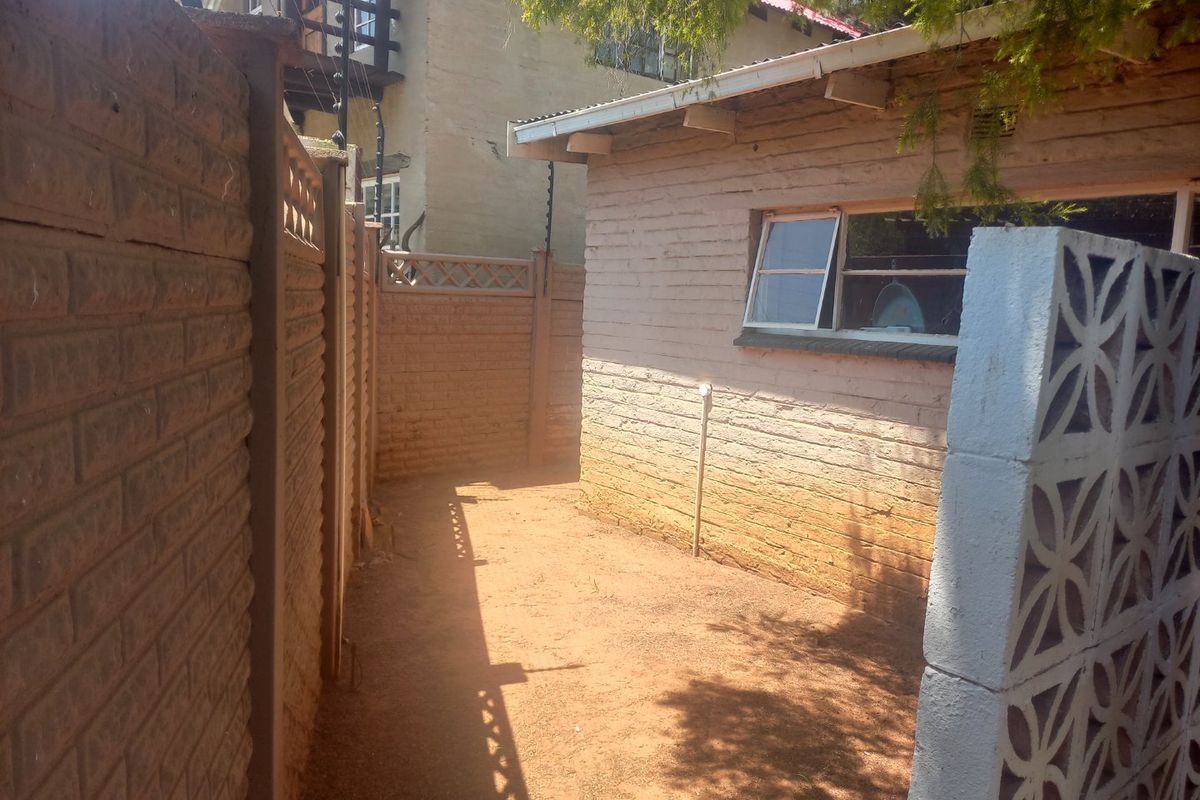 Charming 3-Bedroom Family Home in Rensburg – Priced at R1,100,000 - Photo 3