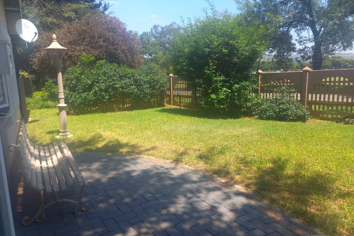 Charming 3-Bedroom Family Home in Rensburg – Priced at R1,100,000 - Photo 5