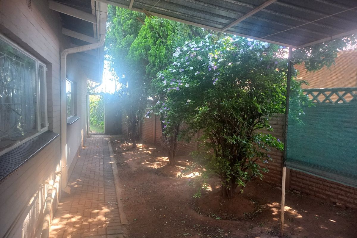 Charming 3-Bedroom Family Home in Rensburg – Priced at R1,100,000 - Photo 2
