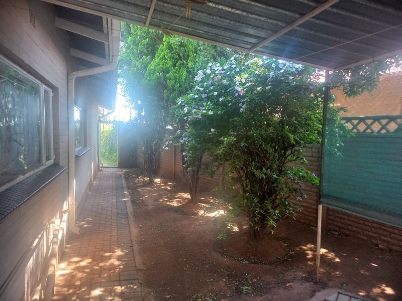 Charming 3-Bedroom Family Home in Rensburg – Priced at R1,100,000 - Photo 2