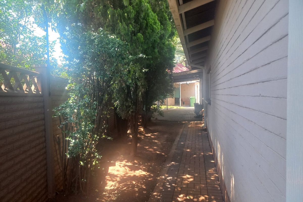 Charming 3-Bedroom Family Home in Rensburg – Priced at R1,100,000 - Photo 4