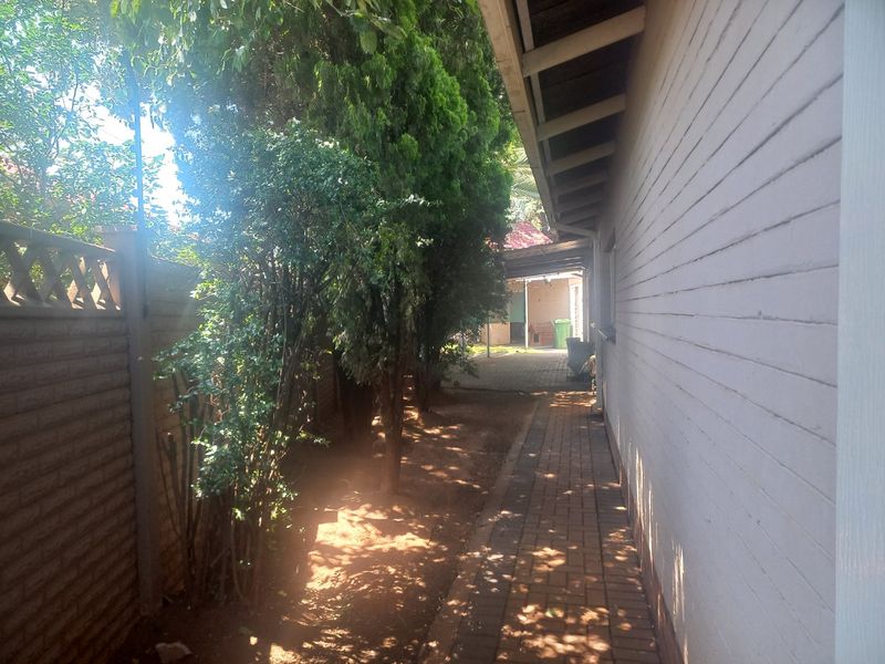 Charming 3-Bedroom Family Home in Rensburg – Priced at R1,100,000 - Photo 4