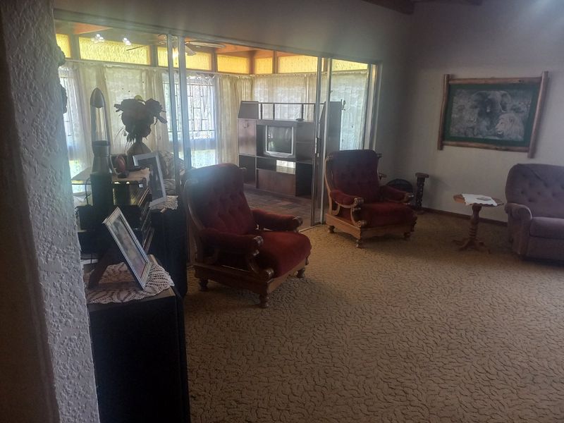 Charming 3-Bedroom Family Home in Rensburg – Priced at R1,100,000 - Photo 10