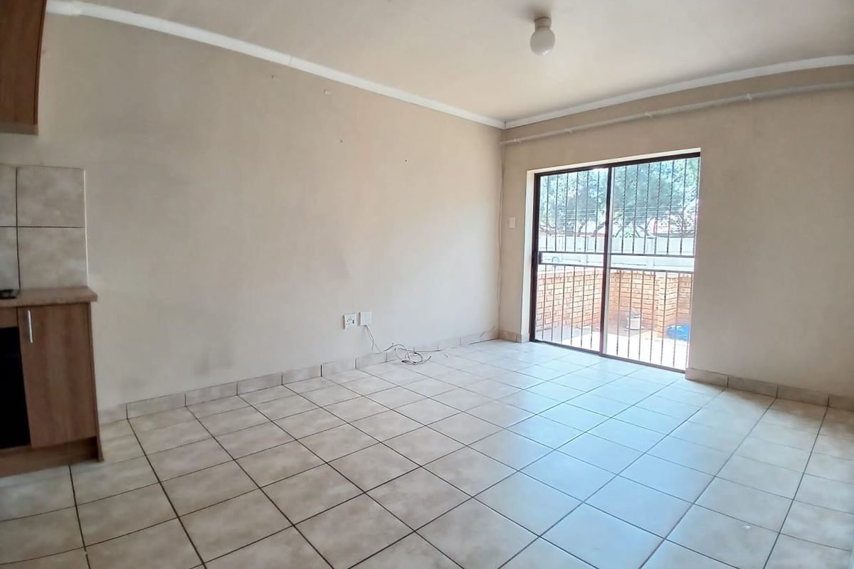 Modern 2 bedroom townhouse for sale in Vaalpark walking distance to primary school - Photo 3