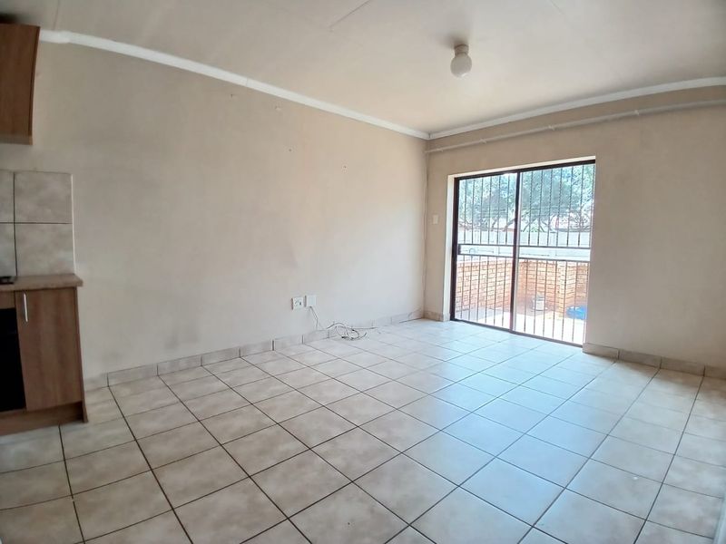 Modern 2 bedroom townhouse for sale in Vaalpark walking distance to primary school - Photo 3