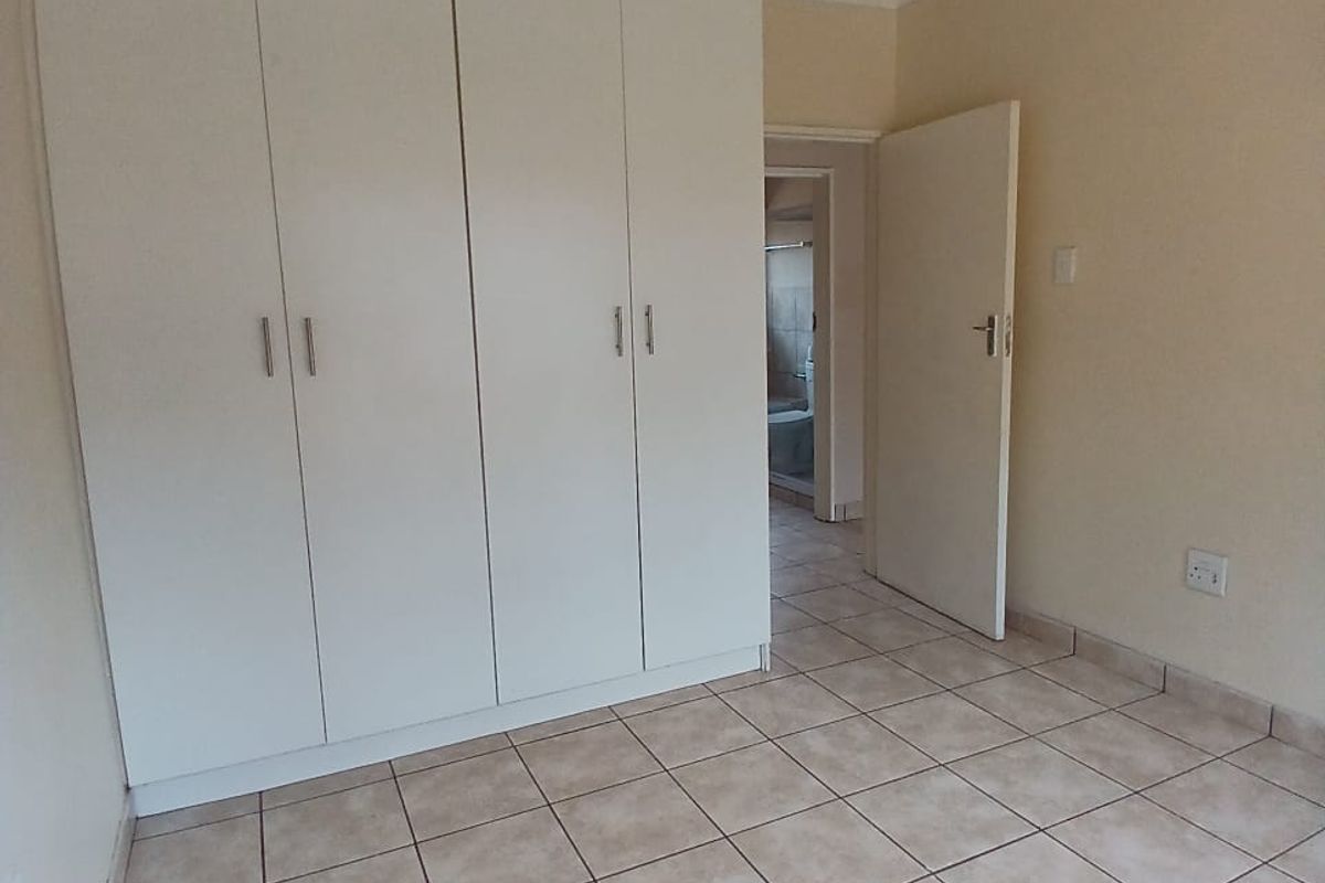 Modern 2 bedroom townhouse for sale in Vaalpark walking distance to primary school - Photo 4