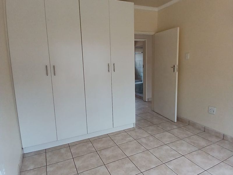 Modern 2 bedroom townhouse for sale in Vaalpark walking distance to primary school - Photo 4