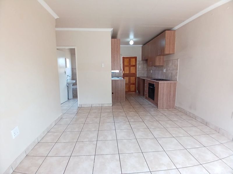 Modern 2 bedroom townhouse for sale in Vaalpark walking distance to primary school - Photo 10