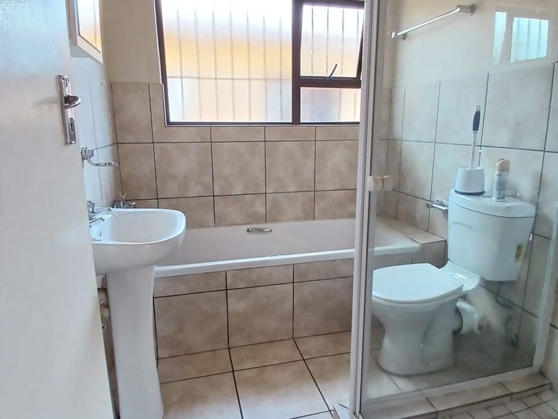 Modern 2 bedroom townhouse for sale in Vaalpark walking distance to primary school - Photo 8