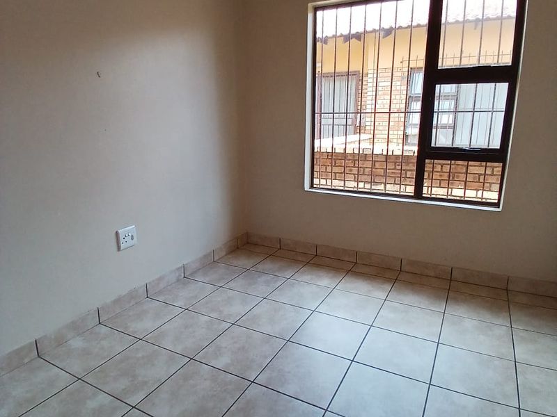 Modern 2 bedroom townhouse for sale in Vaalpark walking distance to primary school - Photo 7