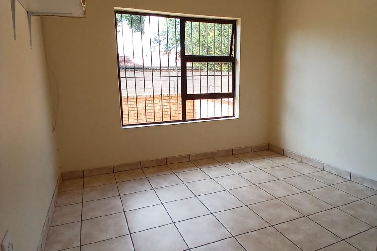 Modern 2 bedroom townhouse for sale in Vaalpark walking distance to primary school - Photo 5