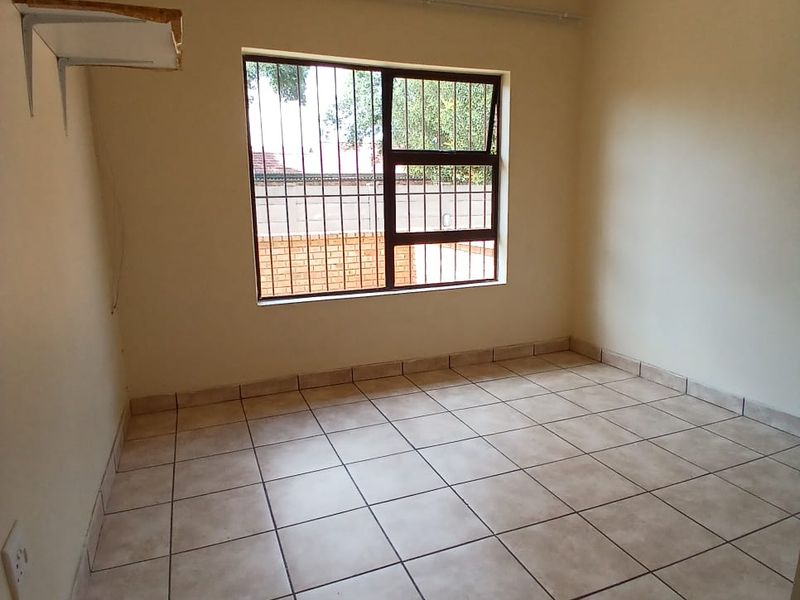 Modern 2 bedroom townhouse for sale in Vaalpark walking distance to primary school - Photo 5