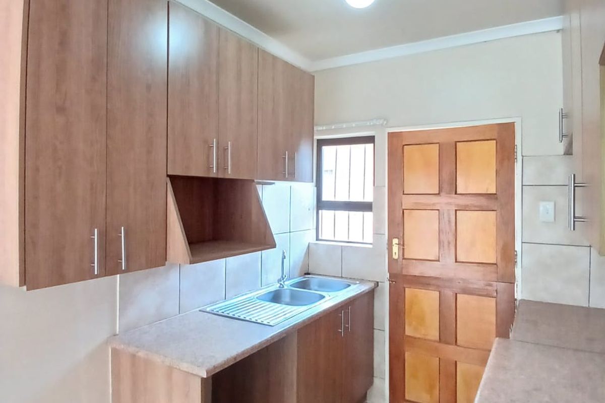 Modern 2 bedroom townhouse for sale in Vaalpark walking distance to primary school - Photo 2