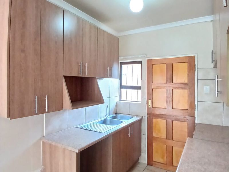 Modern 2 bedroom townhouse for sale in Vaalpark walking distance to primary school - Photo 2