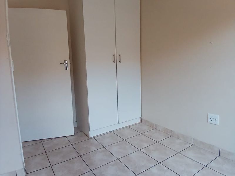 Modern 2 bedroom townhouse for sale in Vaalpark walking distance to primary school - Photo 6