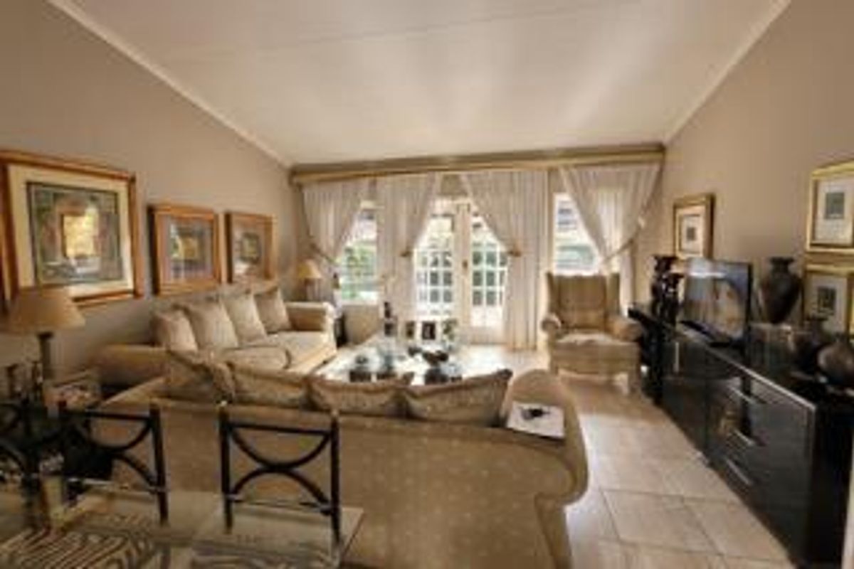 !Stunning Townhouse - Prime Area! !Safe and Secure! - Photo 2