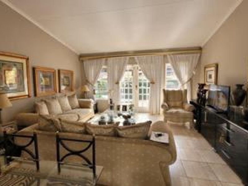 !Stunning Townhouse - Prime Area! !Safe and Secure! - Photo 2