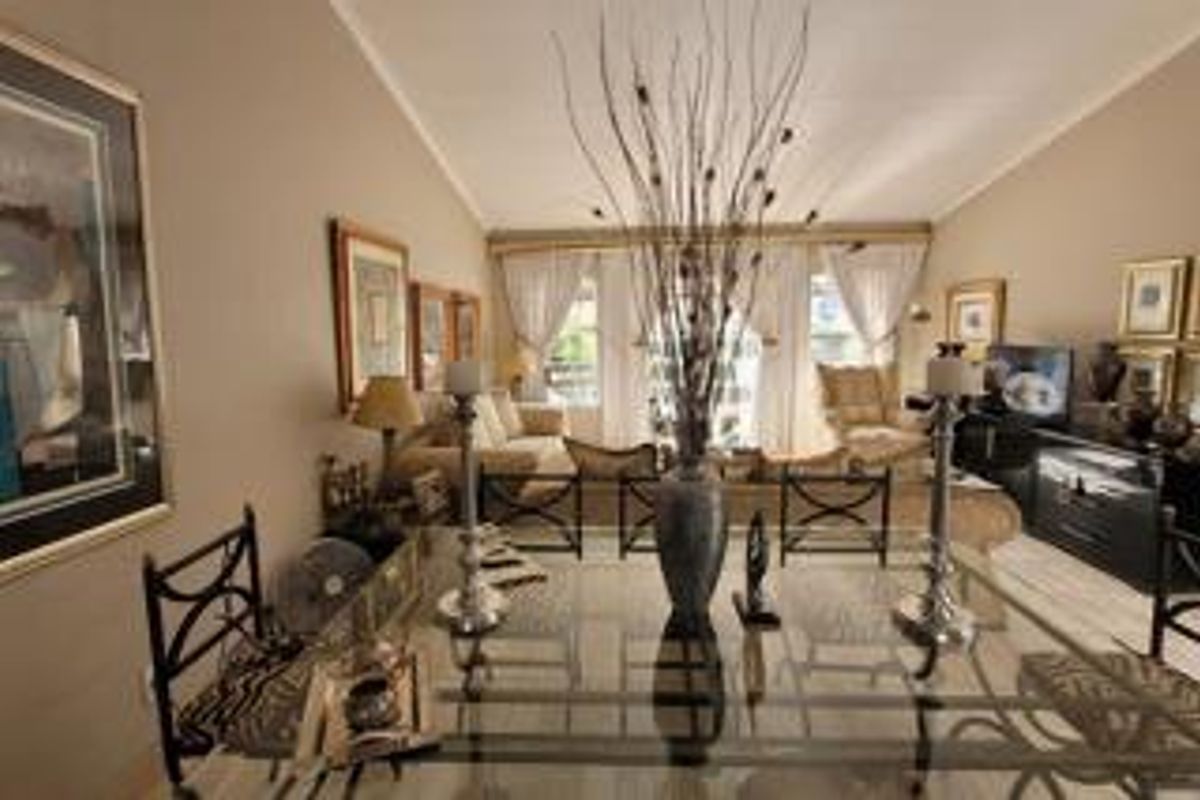 !Stunning Townhouse - Prime Area! !Safe and Secure! - Photo 3
