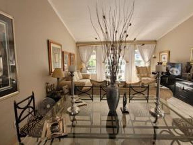 !Stunning Townhouse - Prime Area! !Safe and Secure! - Photo 3