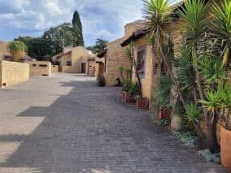 !Stunning Townhouse - Prime Area! !Safe and Secure! - Photo 10