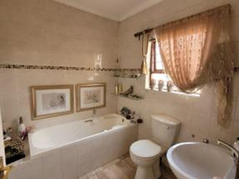 !Stunning Townhouse - Prime Area! !Safe and Secure! - Photo 8