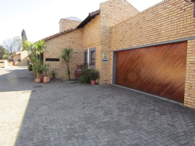 !Stunning Townhouse - Prime Area! !Safe and Secure! - Photo 1