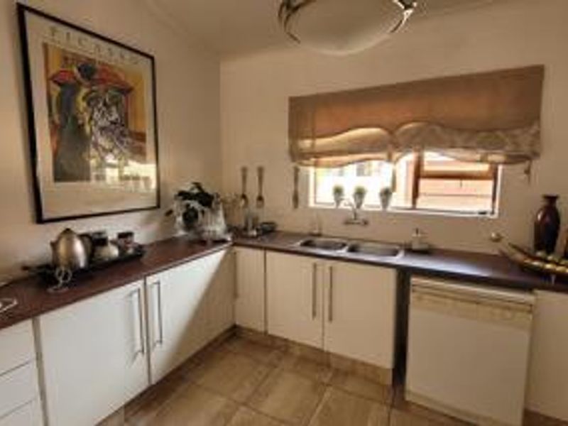 !Stunning Townhouse - Prime Area! !Safe and Secure! - Photo 6