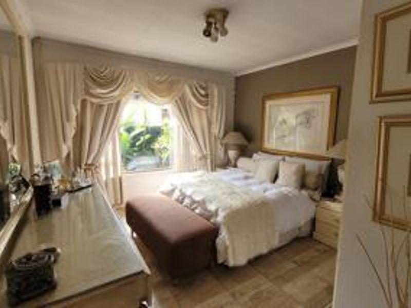 !Stunning Townhouse - Prime Area! !Safe and Secure! - Photo 4