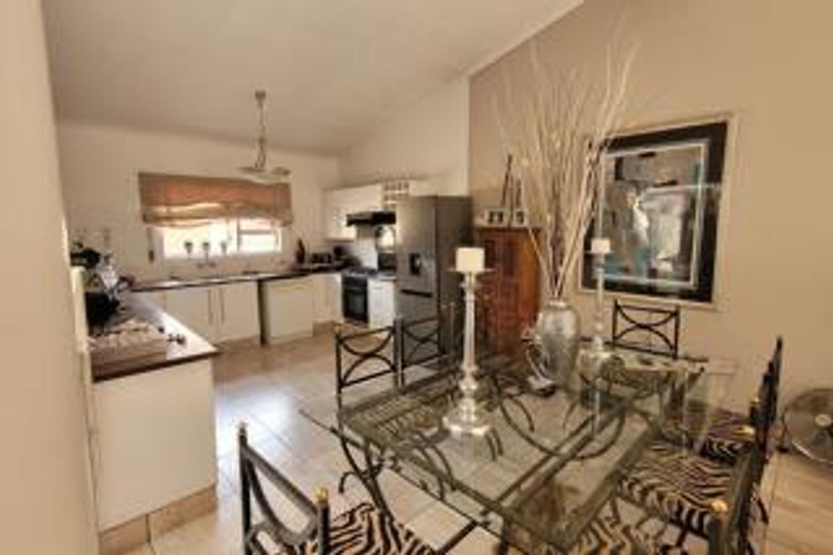 !Stunning Townhouse - Prime Area! !Safe and Secure! - Photo 5