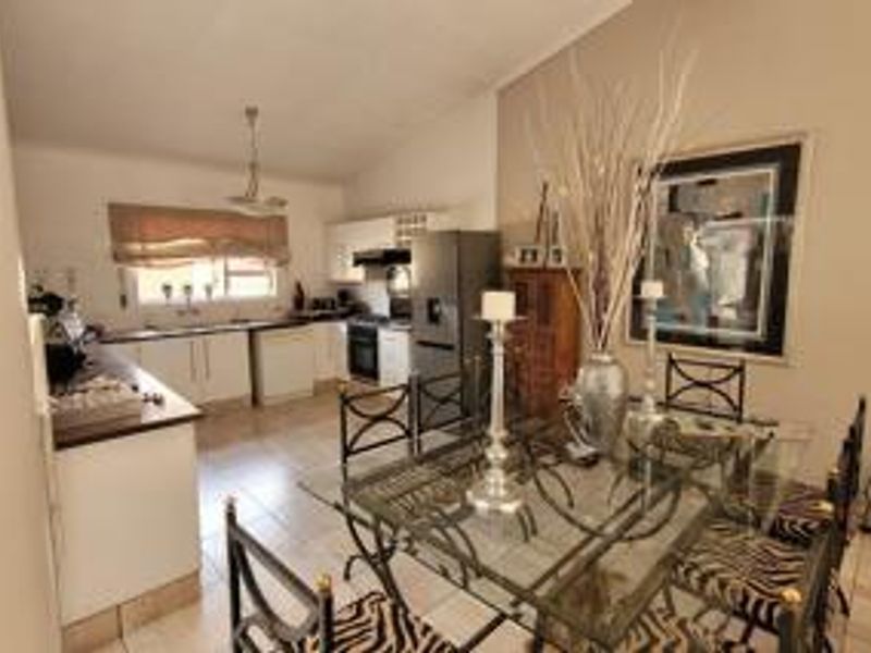 !Stunning Townhouse - Prime Area! !Safe and Secure! - Photo 5