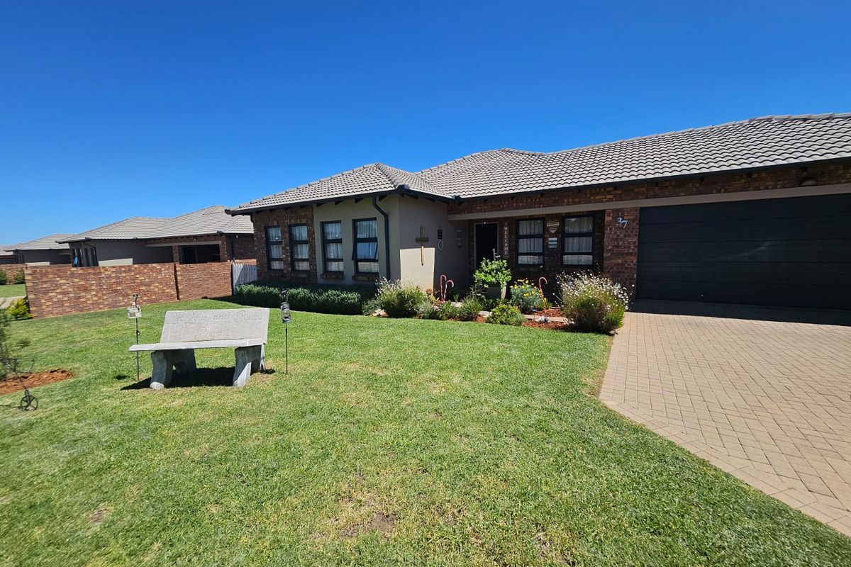 Stunning family home in a Security Estate - Photo 3