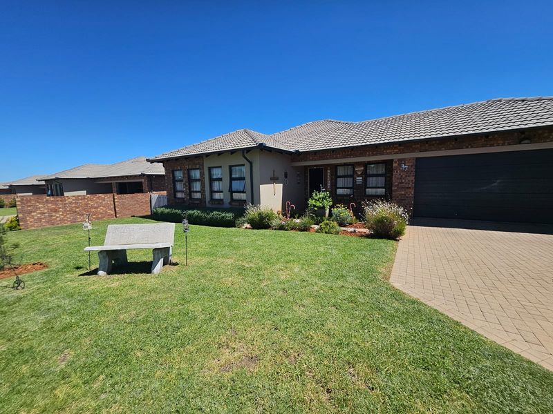 Stunning family home in a Security Estate - Photo 3