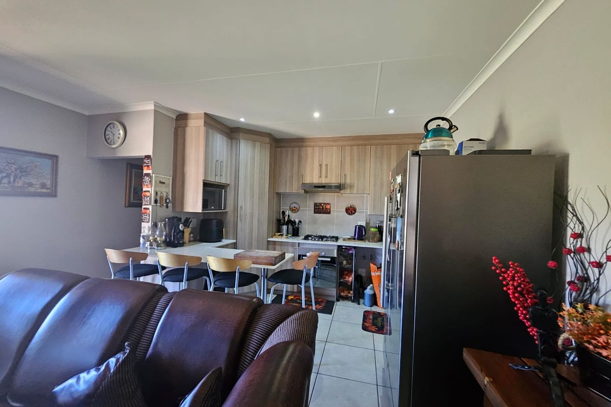 Stunning family home in a Security Estate - Photo 5