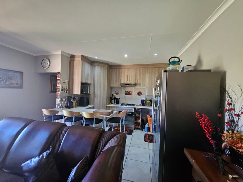 Stunning family home in a Security Estate - Photo 5